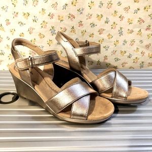 Almost new Clarks Tulip Gem Sandals 9